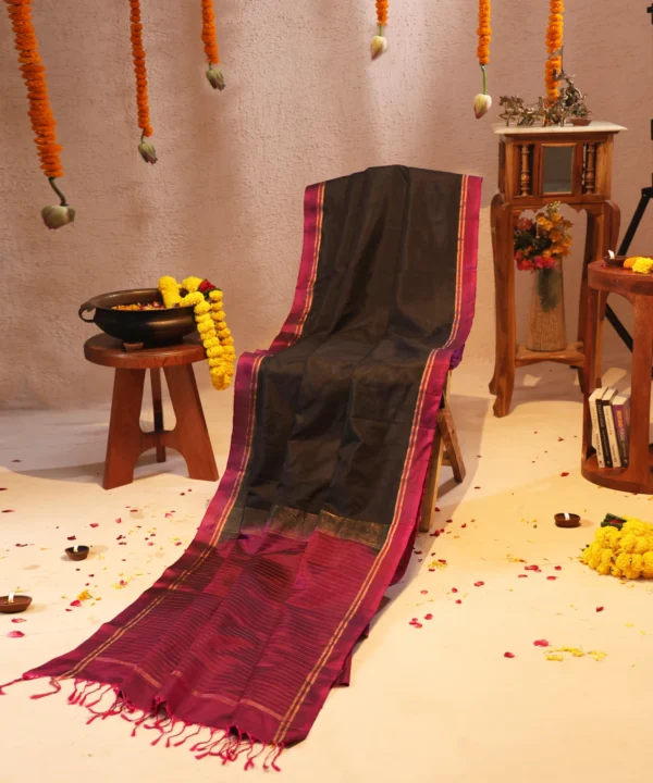 Handloom Silk Bottle Green Saree with Dark Magenta Pallu - Image 2