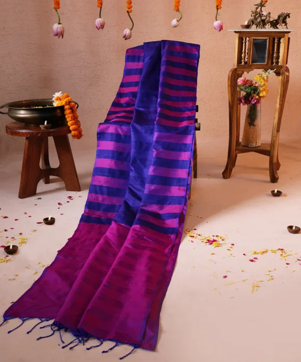 Handloom Silk Saree in Navy Blue and Magenta Double Tone - Image 5