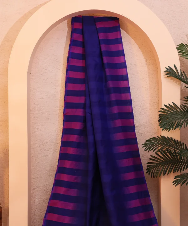 Handloom Silk Saree in Navy Blue and Magenta Double Tone - Image 4