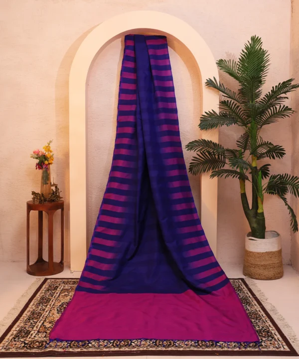 Handloom Silk Saree in Navy Blue and Magenta Double Tone - Image 3