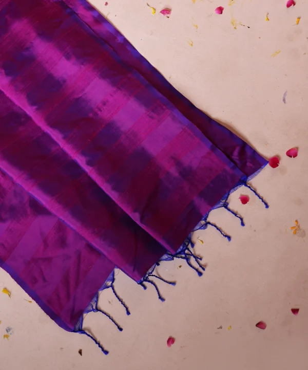 Handloom Silk Saree in Navy Blue and Magenta Double Tone - Image 2